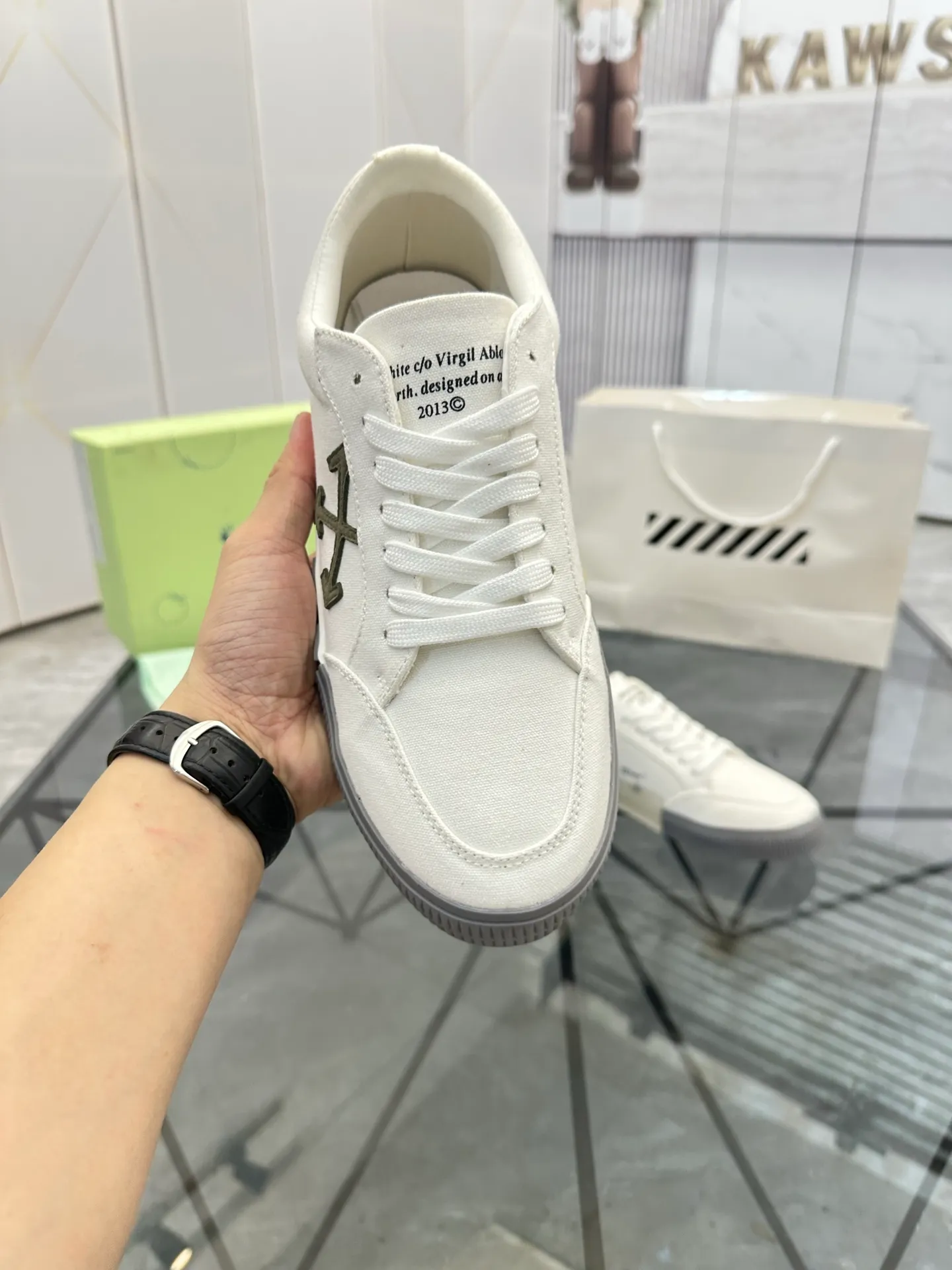 Selling men's shoes 💰: 💰P440¥ Product trademark: OFF WHITE *"OFF WHITE*" low-top casual shoes Regular size: 35-45 (can be customized to 46) Couple style Product materials: Original fabric from the upper counter, breathable lining, original outsole. No.: H203